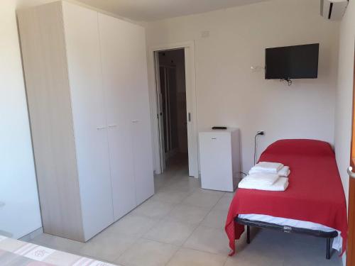 a room with a red bed and a flat screen tv at Barrumbas in Santa Lucia