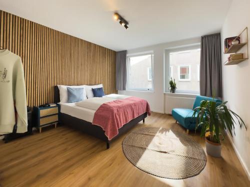 Pokój hotelowy z łóżkiem i krzesłem w obiekcie Lorenz Apartments w Norymberdze