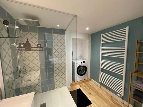 ein Bad mit einer Dusche und einem WC. in der Unterkunft Superbe appartement lumineux in Guéret