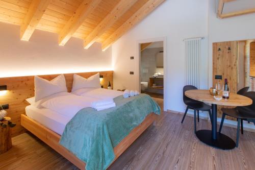 A bed or beds in a room at Brenta Rosso - Charme Apartments