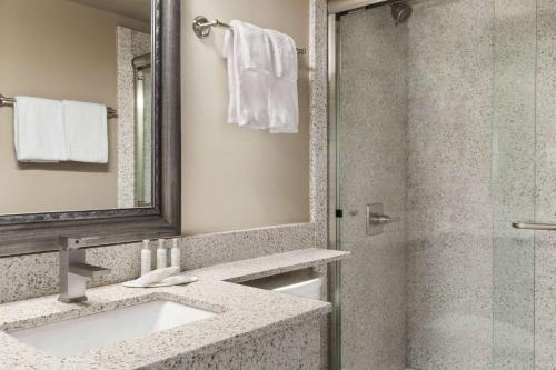 y baño con lavabo y ducha. en Travelodge by Wyndham Prince George en Prince George