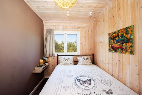 1 dormitorio con cama y ventana en Hakuna Matata Holidays 'Agalia' with pool in Greek Olive Grove en Methoni