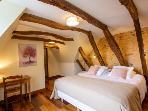 - une chambre avec un lit blanc et des poutres en bois dans l'établissement Gîte Val de Louyre et Caudeau, 3 pièces, 4 personnes - FR-1-616-282, à Saint-Alvère