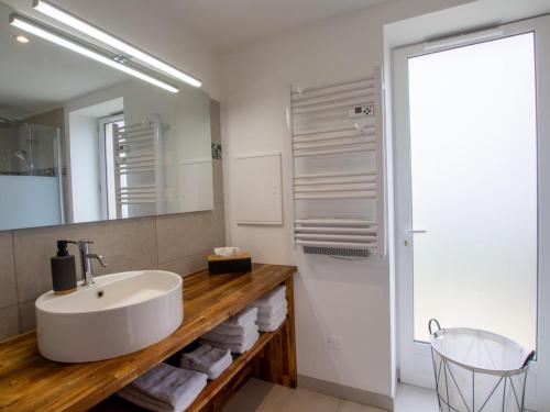 La salle de bains est pourvue d'un lavabo et d'un miroir. dans l'établissement Gîte Val de Louyre et Caudeau, 3 pièces, 4 personnes - FR-1-616-282, à Saint-Alvère