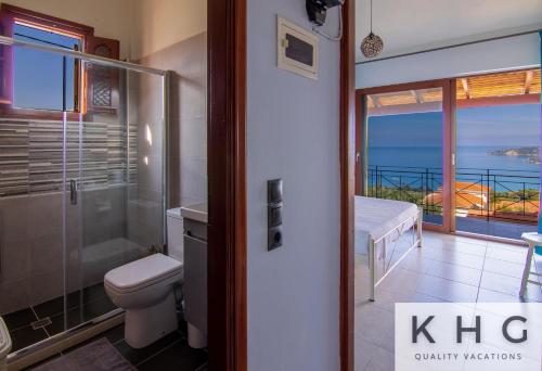 Koupelna v ubytování Dennis Grand view apartment in Vlachata village! Wide angle views!