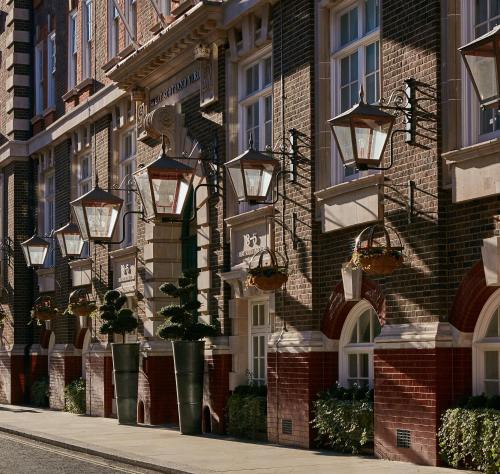 eine Reihe von Gebäuden mit Straßenbeleuchtung an ihnen in der Unterkunft Great Scotland Yard Hotel, part of Hyatt in London
