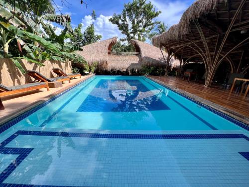 um nadador na piscina de um resort em La Colonial Resort em El Nido