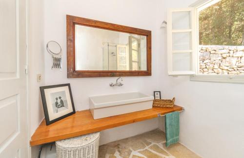 y baño con lavabo y espejo. en Villa Pelagia, en Arvanitakaíïka
