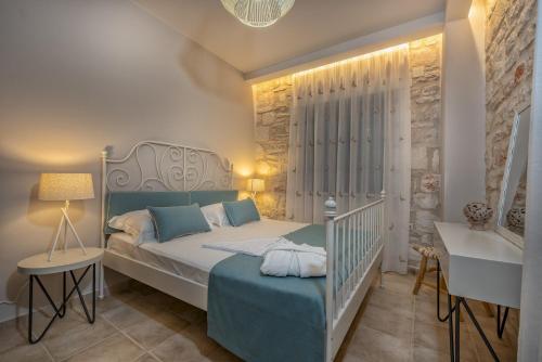 Ένα ή περισσότερα κρεβάτια σε δωμάτιο στο Psarou Beach House