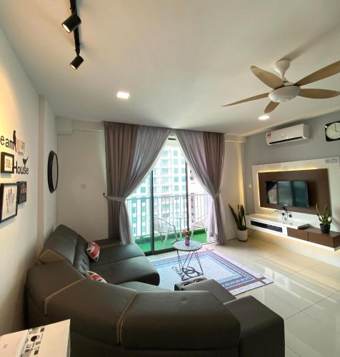 een woonkamer met een bank en een plafondventilator bij Best Modern Design Homestay Meru Casa Kayangan in Ipoh