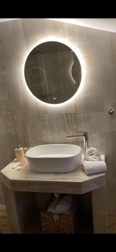 un bagno con un lavandino e uno specchio su un bancone di Barbara's House,New Luxury central apartment a Nea Kalikratia