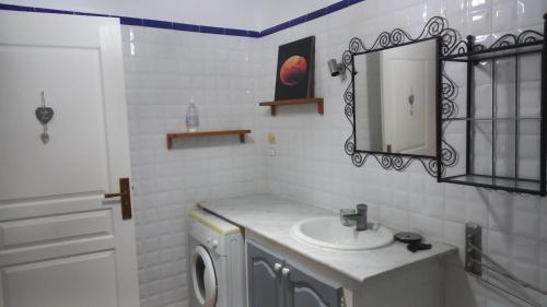 a bathroom with a sink and a mirror at Alger Draria f2 in Alger