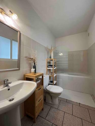 une salle de bain avec un lavabo, des toilettes et une baignoire dans l'établissement Appartement rénové tout confort 10mn de Campomoro, à Grossa