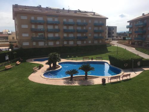 an overhead view of a swimming pool in front of a building at Flamingo in L'Ampolla