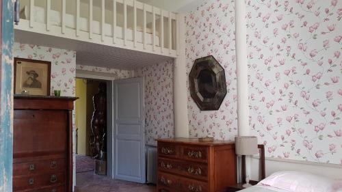 - une chambre avec des lits superposés, une commode et un lit dans l'établissement Le Perchoir, à Cosne Cours sur Loire