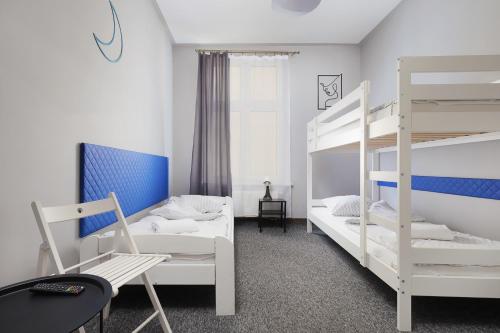 1 dormitorio con 2 literas y sofá en Moon Hostel Kraków en Cracovia