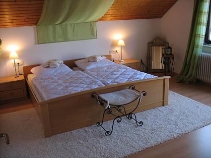 een groot bed in een slaapkamer met twee lampen bij Ferienwohnung "Auszeit" - Familie Moll-Staudt, Langenargen am Bodensee in Langenargen