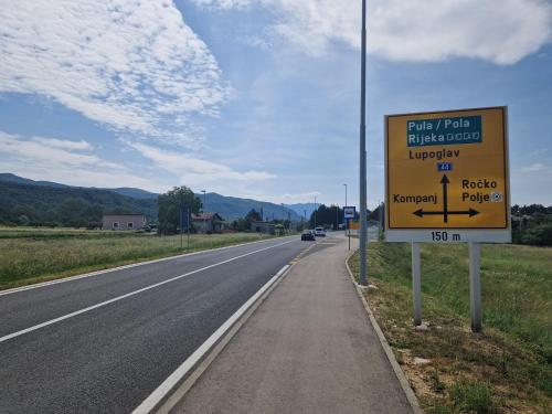 un letrero de la calle al costado de una carretera en Casa Luana, en Roč