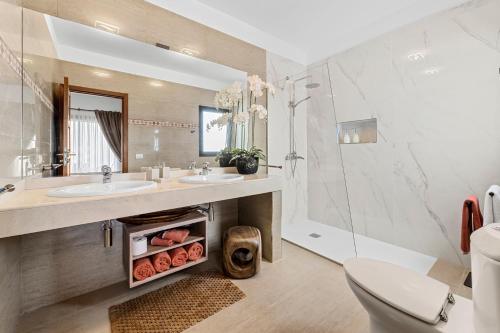 een badkamer met 2 wastafels en een douche bij Saudade in Mácher