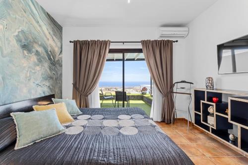 um quarto com uma cama e vista para o oceano em Saudade em Mácher