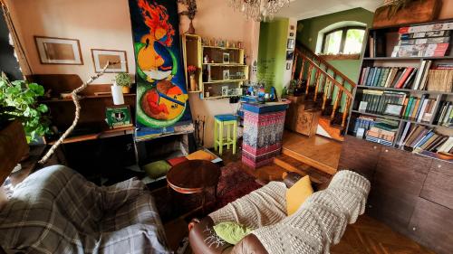 sala de estar con sofá, mesa y libros en Namaste Hostel en Tiflis