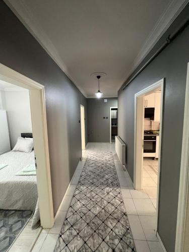 a hallway leading to a bedroom with a bed at Hk Günü Birlik Daireler Trabzon in Pelitli