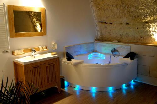 un bagno con vasca e lavandino. di Chambres d'Hôtes Troglodytes Le Clos de L'Hermitage a Amboise