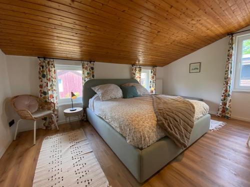 a bedroom with a bed and a wooden ceiling at Townhouse Am Kurpark - ruhig und zentral inklusive Wäschepaket & Parkplatz in Braunlage