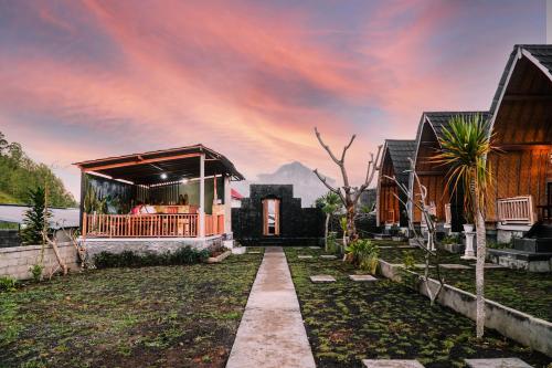 a house with a pathway leading to the front yard at Batur cottage in Kubupenlokan