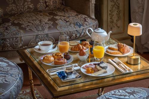 ein Tablett mit Frühstückslebensmitteln auf einem Couchtisch in der Unterkunft Chateau De Rochecotte in Saint-Patrice