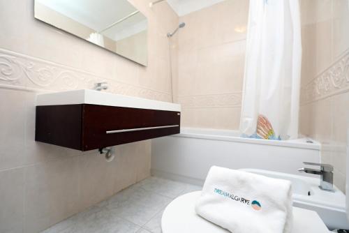 uma casa de banho com um lavatório, um WC e uma banheira em B37 - City Central Door Apartment em Lagos