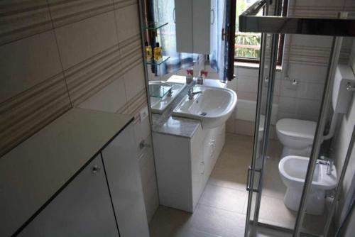 a small bathroom with a sink and a toilet at Bluelake Apartament 1 Omegna in Omegna