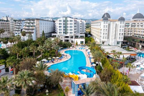 een luchtzicht op een resort met een zwembad bij Stella Beach Hotel Ultra All Inclusive in Okurcalar