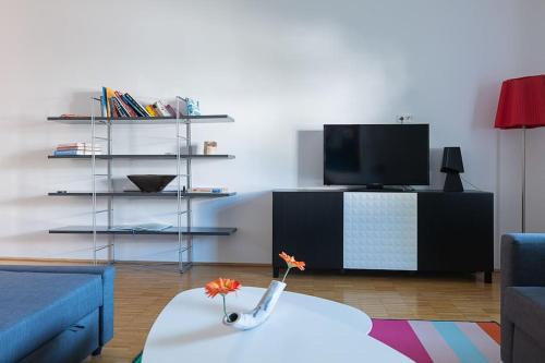 sala de estar con mesa y TV en Spacious, quiet 4 room flat, en Salzburgo
