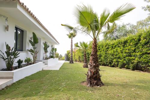 Large 5 bedroom Villa with heated pool + sea views