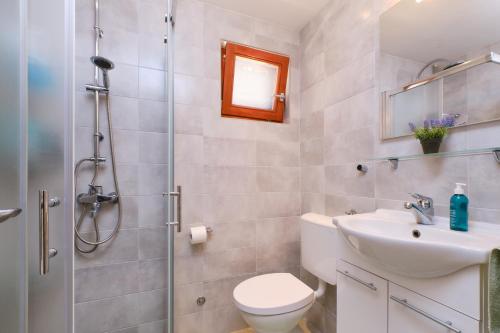 La salle de bains est pourvue d'une douche, de toilettes et d'un lavabo. dans l'établissement Bella Vista, à Čunski