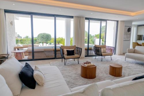 Large 5 bedroom Villa with heated pool + sea views