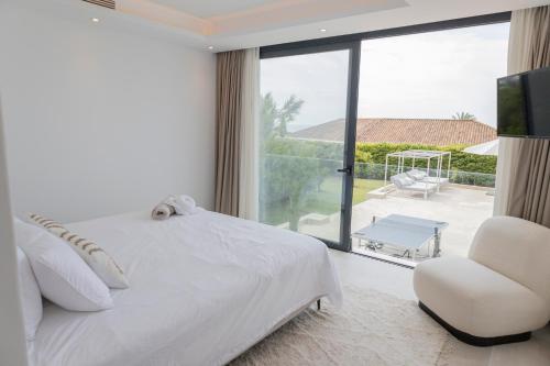 Large 5 bedroom Villa with heated pool + sea views