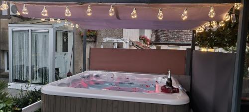 - un bain à remous avec une bouteille de vin dans l'établissement Chez Monique et Jean-Claude, à Pézarches