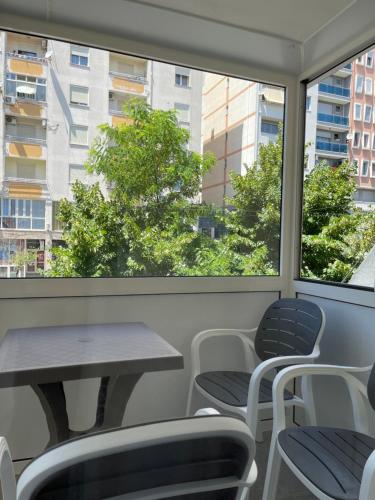 tavolo e sedie in una stanza con finestra di ThePlaceForYou Central Apt a Shkodër