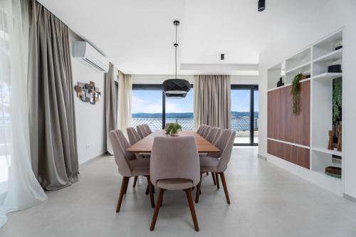 Fotografie z fotogalerie ubytování Luxury villa Euphorica Omis with pool, jacuzzi, sauna, gym v destinaci Lokva Rogoznica