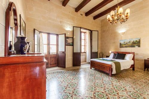 Ένα ή περισσότερα κρεβάτια σε δωμάτιο στο Villayana Gozitan Farmhouse with pool - Happy Rentals