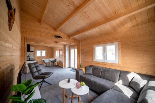 a living room with a couch and a table at Recreatiepark Maas en Bos in Wellerlooi