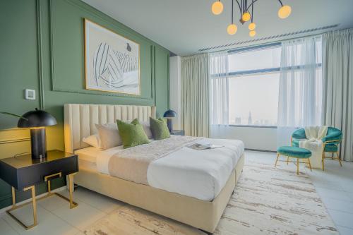 Postel nebo postele na pokoji v ubytování Nasma Luxury Stays - Exquisite Hideaway With Awe-ins Burj Khalifa Views