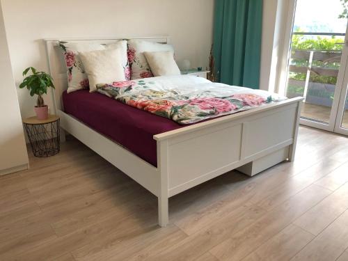 - un lit blanc avec des oreillers dans l'établissement "Seeblick und mehr", à Millstatt
