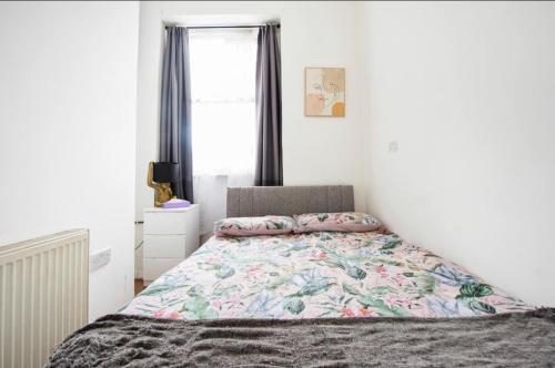 a bedroom with a bed and a window at Hyde Park Apartments in London