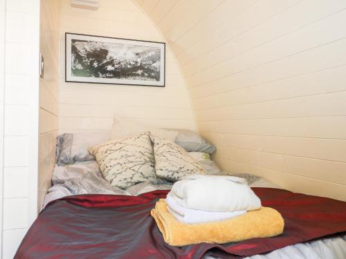 ein Bett mit zwei Kissen auf einem Zimmer in der Unterkunft The South Lodge Retreat in East Grinstead