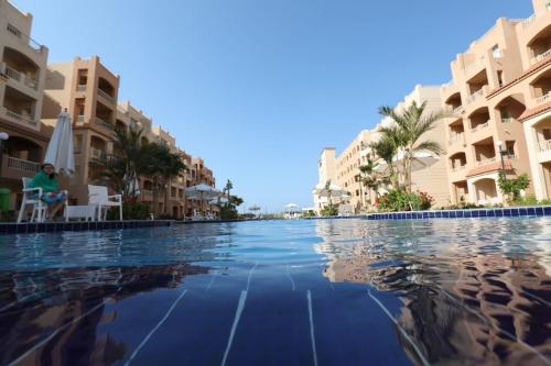 vista para uma piscina num resort em Agora in front of Marassi em Sīdī ‘Abd ar Raḩmān