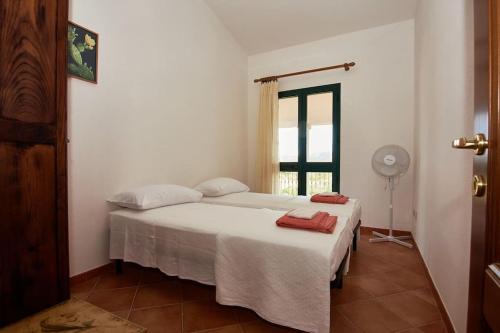 Кровать или кровати в номере Appartamento in villa Porto Pollo