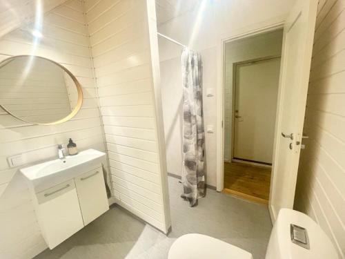 Koupelna v ubytování Lägenhet för större sällskap nära Gekås i Ullared